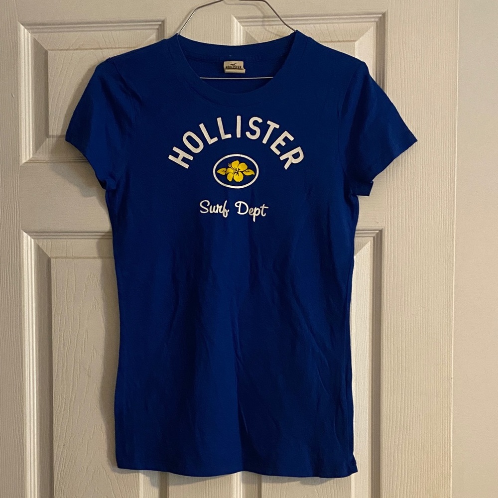 Hollister Women's Royal Blue Surf Dept Tee